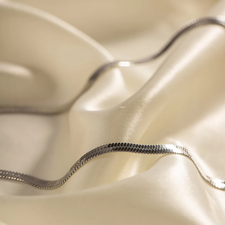 Страничен изглед на колие рибена кост от медицинска стомана 316L