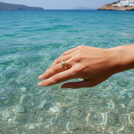 Лятото, което блести: Защо водоустойчивите бижута са хит този сезон